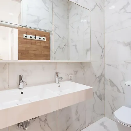 Baixa Modern Three-bedroom - By Lu Holidays דירה *