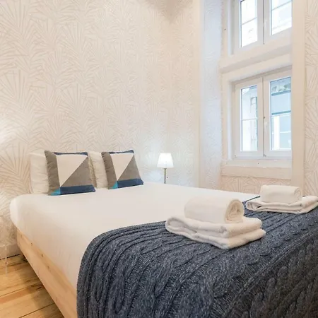 Baixa Modern Three-bedroom - By Lu Holidays דירה *