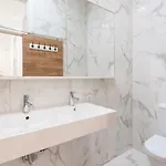 Baixa Modern Three-bedroom - By Lu Holidays Apartment *