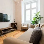 Apartment Baixa Modern Three-bedroom - By Lu Holidays *