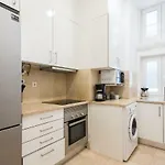 Baixa Modern Three-bedroom - By Lu Holidays Apartment *